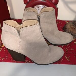 Kenneth Cole Reaction Tan Suede Booties. Size 9.5 Women’s.
